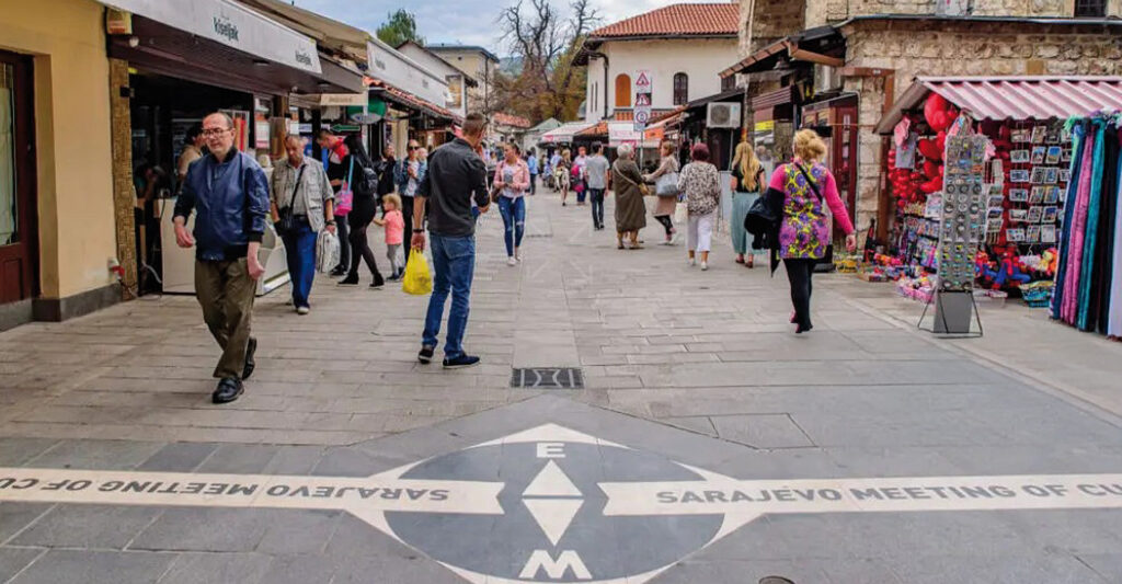 En uforglemmelig rejse til Sarajevo under blå himmel i den gamle bydel.